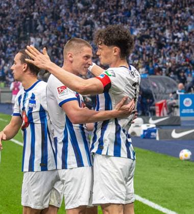 Fussball, Herren, Saison 2023 2024, 2. Bundesliga (29. Spieltag), Hertha BSC - F.C. Hansa Rostock, v.l. Palko Dardai (Hertha BSC), Fabian Reese (Hertha BSC), Jubel nach Tor zum 2:0, 12.04. 2024,