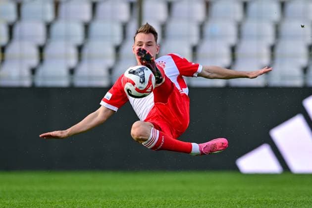 Sport Themen der Woche KW15 Sport Bilder des Tages Lovro Zvonarek (Bayern München, FCB, 8) am Ball, Freisteller, Ganzkörper, Einzelbild, Aktion, Action, 12.04.2024, München (Deutschland), Fussball, Regionalliga Bayern, FC Bayern München II - TSV Aubstadt *** Lovro Zvonarek Bayern Munich, FCB, 8 on the ball, cropped, full body, single image, action, action, 12 04 2024, Munich Germany , Football, Regionalliga Bayern, FC Bayern München II TSV Aubstadt xslx