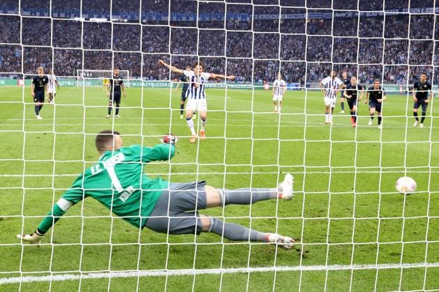 DEU, DFL, 2. FBL, Hertha BSC vs. Hansa Rostock, 12.04.2024, Berliner Olympiastadion, Berlin, DEU, DFL, 2. FBL, Hertha BSC vs. Hansa Rostock, im Bild 2: 0 durch 11m von Fabian Reese (Hertha BSC Berlin 11), Markus Kolke (Hansa Rostock 1) DFL - regulations prohibit any use of Photographs as image sequences and or quasi-video Foto: Juergen Engler nordphoto GmbH