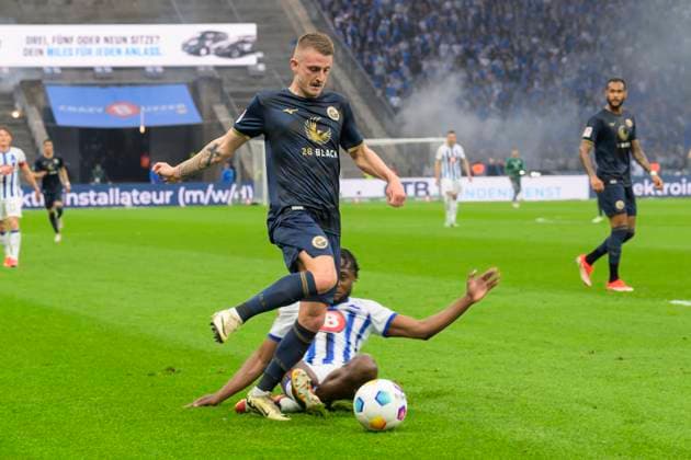 v.l. Nico Neidhart (FC Hansa Rostock, 07), Deyovaisio Zeefuik (Hertha BSC, 34), Zweikampf, Action, Kampf, Hertha BSC - FC Hansa Rostock, 2. Bundesliga, Fussball, DFB, Spielzeit 2023 2024, 29. Spieltag, Olympia - Stadion Berlin, DFB DFL REGULATIONS PROHIBIT ANY USE OF PHOTOGRAPHS AS IMAGE SEQUENCES AND OR QUASI-VIDEO, 12.04. 2024,