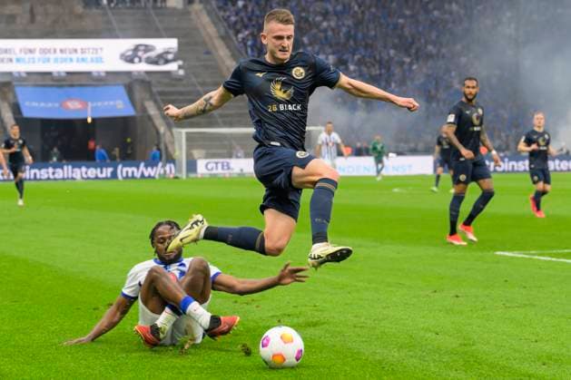 v.l. Nico Neidhart (FC Hansa Rostock, 07), Deyovaisio Zeefuik (Hertha BSC, 34), Zweikampf, Action, Kampf, Hertha BSC - FC Hansa Rostock, 2. Bundesliga, Fussball, DFB, Spielzeit 2023 2024, 29. Spieltag, Olympia - Stadion Berlin, DFB DFL REGULATIONS PROHIBIT ANY USE OF PHOTOGRAPHS AS IMAGE SEQUENCES AND OR QUASI-VIDEO, 12.04. 2024,