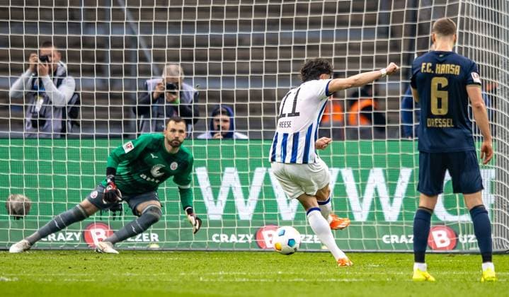 Berlin, 12.04.2024, Fussball, 2.Bundesliga, 29. Spieltag, Hertha BSC - Hansa Rostock, Olympiastadion. Berlins Fabian Reese verwandelt Strafstoss Elfmeter gegen Torwart Markus Kolke von Hansa Rostock zum 2:0. DFL regulations and DFB regulations prohibit any use of photographs as image sequences and or quasi-video, Foto: Andreas Gora Hertha BSC - Hansa Rostock