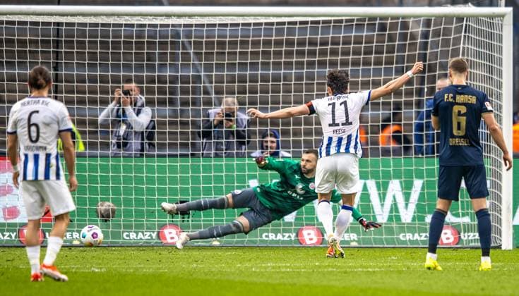 Berlin, 12.04.2024, Fussball, 2.Bundesliga, 29. Spieltag, Hertha BSC - Hansa Rostock, Olympiastadion. Berlins Fabian Reese verwandelt Strafstoss Elfmeter gegen Torwart Markus Kolke von Hansa Rostock zum 2:0. DFL regulations and DFB regulations prohibit any use of photographs as image sequences and or quasi-video, Foto: Andreas Gora Hertha BSC - Hansa Rostock