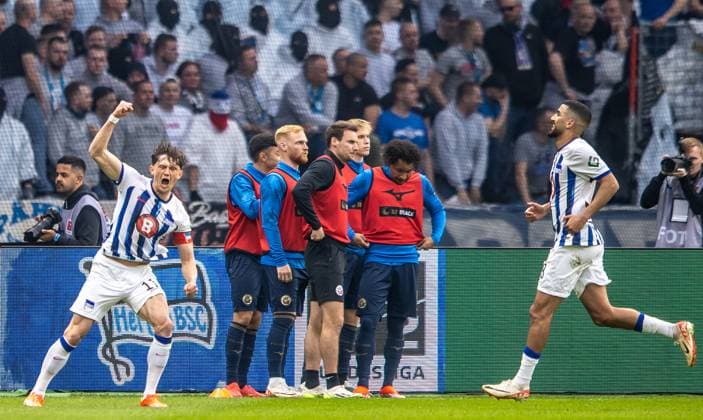Berlin, 12.04.2024, Fussball, 2.Bundesliga, 29. Spieltag, Hertha BSC - Hansa Rostock, Olympiastadion. Berlins Fabian Reese (l) jubelt nach seinem Treffer zum 2:0. DFL regulations and DFB regulations prohibit any use of photographs as image sequences and or quasi-video, Foto: Andreas Gora Hertha BSC - Hansa Rostock