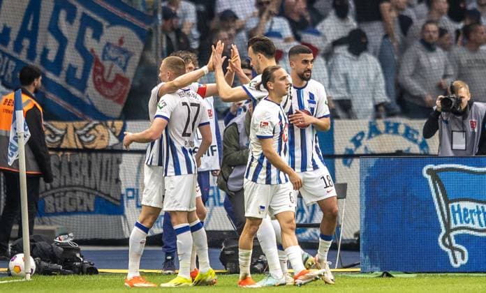 Berlin, 12.04.2024, Fussball, 2.Bundesliga, 29. Spieltag, Hertha BSC - Hansa Rostock, Olympiastadion. Berlins Fabian Reese (l) jubelt nach seinem Treffer zum 2:0 mit Teamkollegen. DFL regulations and DFB regulations prohibit any use of photographs as image sequences and or quasi-video, Foto: Andreas Gora Hertha BSC - Hansa Rostock