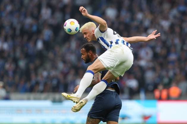 Sport Bilder des Tages 12.04.2024, xtgx, Fussball 2. Bundesliga, Hertha BSC - Hansa Rostock emspor, v.l. Junior Brumado (Rostock, 49), Marc Oliver Kempf (Hertha, 20) Zweikampf, Duell, Kampf, tackle (DFL DFB REGULATIONS PROHIBIT ANY USE OF PHOTOGRAPHS as IMAGE SEQUENCES and or QUASI-VIDEO) Berlin
