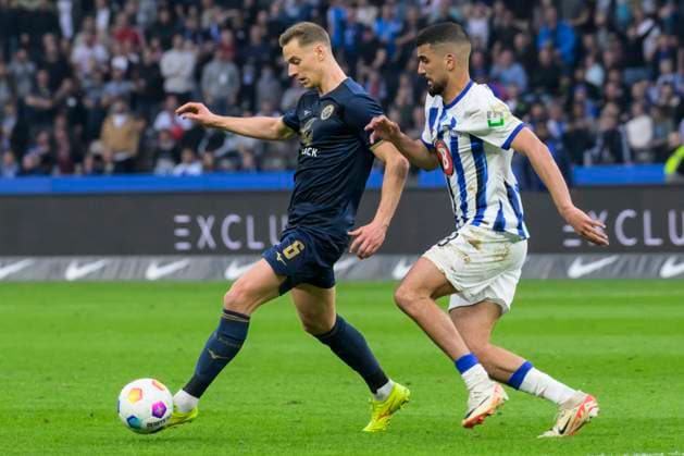 v.l. Dennis Dressel (FC Hansa Rostock, 06), Aymen Barkok (Hertha BSC, 18), Zweikampf, Action, Kampf, Hertha BSC - FC Hansa Rostock, 2. Bundesliga, Fussball, DFB, Spielzeit 2023 2024, 29. Spieltag, Olympia - Stadion Berlin, DFB DFL REGULATIONS PROHIBIT ANY USE OF PHOTOGRAPHS AS IMAGE SEQUENCES AND OR QUASI-VIDEO, 12.04. 2024,