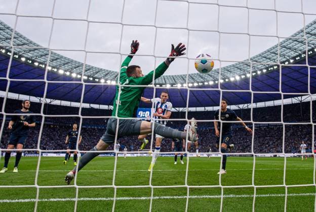 Fussball, Herren, Saison 2023 2024, 2. Bundesliga (29. Spieltag), Hertha BSC - F.C. Hansa Rostock, Palko Dardai (Hertha BSC) erzielt das Tor zum 1:0 gegen Torhüter Markus Kolke (Hansa Rostock), 12.04. 2024,