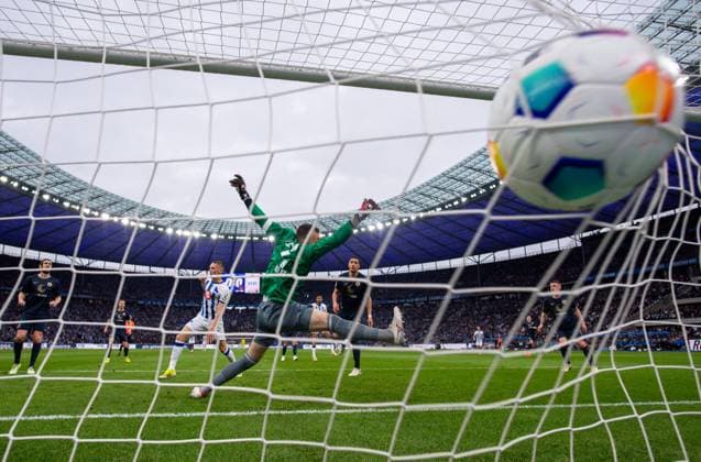 Sport Bilder des Tages Fussball, Herren, Saison 2023 2024, 2. Bundesliga (29. Spieltag), Hertha BSC - F.C. Hansa Rostock, Palko Dardai (Hertha BSC) erzielt das Tor zum 1:0 gegen Torhüter Markus Kolke (Hansa Rostock), 12.04. 2024,