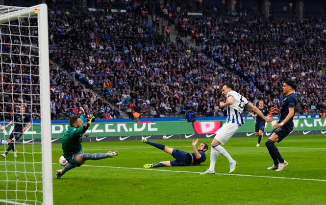 Germany, Berlin, 12.04.2024, Olympic Stadium, Hertha BSC vs FC Hansa Rostock - 2. Bundesliga, Haris Tabakovic (Hertha Berlin) controls the ball Berlin Olympic Stadium Berlin Germany