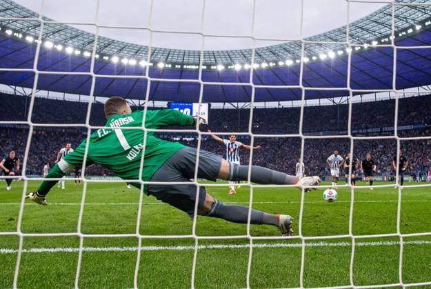 Fussball, Herren, Saison 2023 2024, 2. Bundesliga (29. Spieltag), Hertha BSC - F.C. Hansa Rostock, Fabian Reese (Hertha BSC) erzielt per Handelfmeter das Tor zum 2:0 gegen Torhüter Markus Kolke (Hansa Rostock), 12.04. 2024,