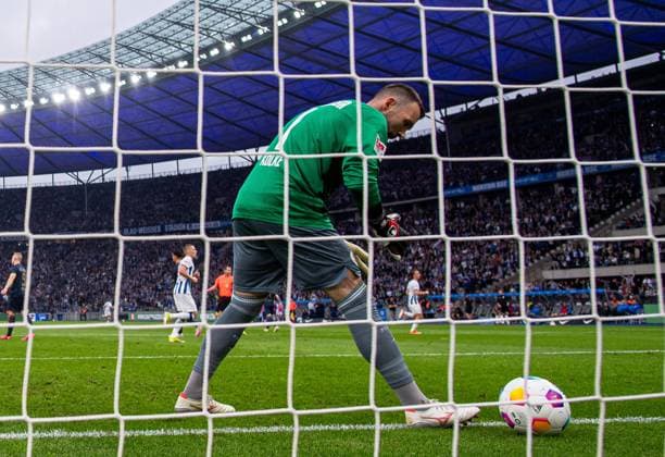 Fussball, Herren, Saison 2023 2024, 2. Bundesliga (29. Spieltag), Hertha BSC - F.C. Hansa Rostock, Torhüter Markus Kolke (Hansa Rostock), Enttäuschung nach Gegentor zum 2:0, 12.04. 2024,