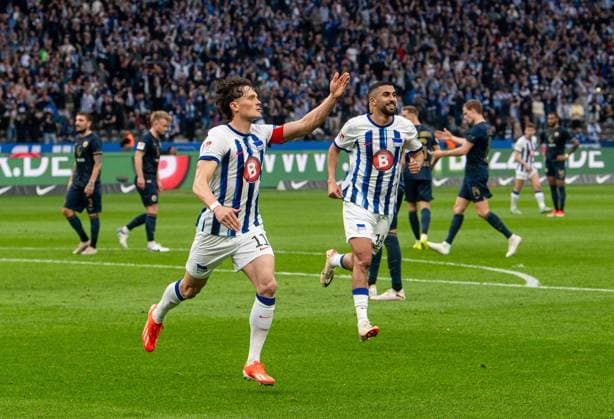 Fussball, Herren, Saison 2023 2024, 2. Bundesliga (29. Spieltag), Hertha BSC - F.C. Hansa Rostock, v.l. Fabian Reese (Hertha BSC), Aymen Barkok (Hertha BSC), Jubel nach Tor zum 2:0, 12.04. 2024,
