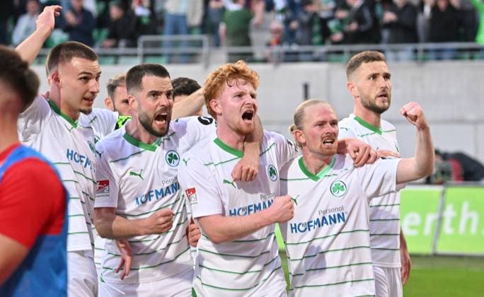 12.04.2024 - Fussball - Saison 2023 2024 - 2. Fussball - Bundesliga - 29. Spieltag: SpVgg Greuther Fürth ( Kleeblatt ) - 1. FC Kaiserslautern Lautern FCK ( Rote Teufel ) - Sportfoto Zink - xwoxzix - DFL regulations prohibit any use of photographs as image sequences and or quasi-video - only for editorial use - Torjubel Jubel Freude nach Treffer Tor Torschuß zum 1:1 durch Robert Wagner (22, SpVgg Greuther Fürth ) - Tim Lemperle (19, SpVgg Greuther Fürth ) Niko Gießelmann Giesselmann (17, SpVgg Greuther Fürth ) Robert Wagner (22, SpVgg Greuther Fürth ) Jomaine Consbruch (14, SpVgg Greuther Fürth ) Dennis Srbeny (7, SpVgg Greuther Fürth )