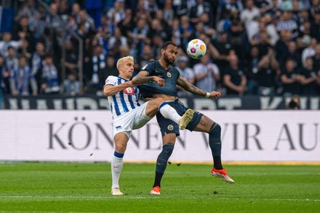 Fussball, Herren, Saison 2023 2024, 2. Bundesliga (29. Spieltag), Hertha BSC - F.C. Hansa Rostock, v.l. Marc Oliver Kempf (Hertha BSC), Junior Brumado (Hansa Rostock), 12.04. 2024,