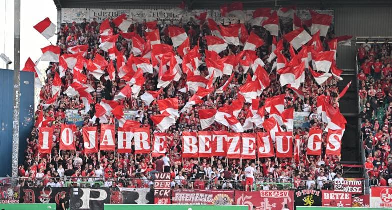 12.04.2024 - Fussball - Saison 2023 2024 - 2. Fussball - Bundesliga - 29. Spieltag: SpVgg Greuther Fürth ( Kleeblatt ) - 1. FC Kaiserslautern Lautern FCK ( Rote Teufel ) - Sportfoto Zink - xwoxzix - DFL regulations prohibit any use of photographs as image sequences and or quasi-video - only for editorial use - Fans Fanblock FCK
