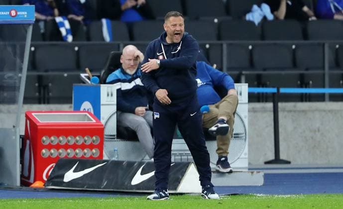 Trainer Pal Dardai zeigend, gestikulierend Einzelbild Freisteller Aktion Fußball Fussball DFL 2.Bundesliga Herren 29.Spieltag Saison 2023 2024 12.04.2024 Hertha BSC Berlin vs. FC Hansa Rostock DFL regulations prohibit any use of photographs as image sequences and or quasi-video