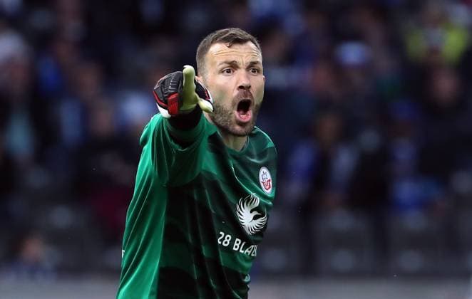 Torwart Markus Kolke zeigend, gestikulierend Aktion Oberkörper Fußball Fussball DFL 2.Bundesliga Herren 29.Spieltag Saison 2023 2024 12.04.2024 Hertha BSC Berlin vs. FC Hansa Rostock DFL regulations prohibit any use of photographs as image sequences and or quasi-video