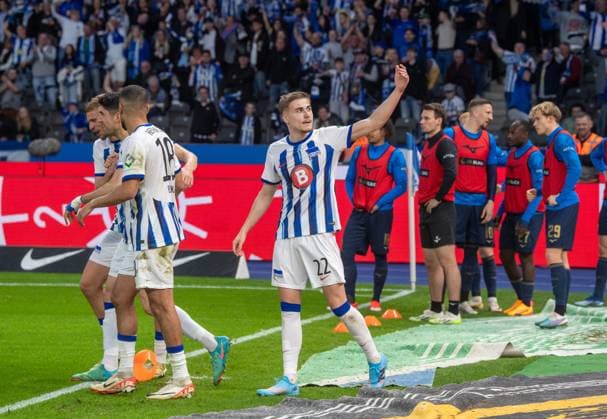 Fussball, Herren, Saison 2023 2024, 2. Bundesliga (29. Spieltag), Hertha BSC - F.C. Hansa Rostock, v.l. Marton Dardai (Hertha BSC) Andreas Bouchalakis (Hertha BSC), Aymen Barkok (Hertha BSC), Marten Winkler (Hertha BSC), Jubel nach Tor zum 3:0, 12.04. 2024,
