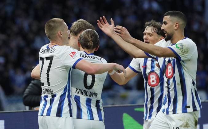 li. Palko Dardai jubelt nach 3:0 mit Michal Karbownik, Fabian Reese, Aymane Barkok Freude Emotion Jubel Fußball Fussball DFL 2.Bundesliga Herren 29.Spieltag Saison 2023 2024 12.04.2024 Hertha BSC Berlin vs. FC Hansa Rostock DFL regulations prohibit any use of photographs as image sequences and or quasi-video