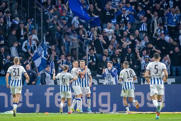 2. Fußball Bundesliga, Hertha BSC vs Hansa Rostock; Berlin, 12.04.2024 Jubel zum 3:0 durch Palko Dardai (Hertha BSC, 27), Marten Winkler (Hertha BSC, 22) 2. Fußball Bundesliga, Hertha BSC vs Hansa Rostock, Olympiastadion, Berlin, 12.04.2024 DFL REGULATIONS PROHIBIT ANY USE OF PHOTOGRAPHS AS IMAGE SEQUENCES AND OR QUASI-VIDEO.