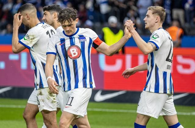 Berlin, 12.04.2024, Fussball, 2.Bundesliga, 29. Spieltag, Hertha BSC - Hansa Rostock, Olympiastadion. Berlins Fabian Reese und Marten Winkler klatschen sich nach Dardais Treffer zum 3:0 ab. DFL regulations and DFB regulations prohibit any use of photographs as image sequences and or quasi-video, Foto: Andreas Gora Hertha BSC - Hansa Rostock