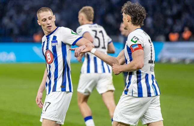 Berlin, 12.04.2024, Fussball, 2.Bundesliga, 29. Spieltag, Hertha BSC - Hansa Rostock, Olympiastadion. Berlins Palko Dardai (l) jubelt mit Teamkollegen nach seinem Treffer zum 3:0. DFL regulations and DFB regulations prohibit any use of photographs as image sequences and or quasi-video, Foto: Andreas Gora Hertha BSC - Hansa Rostock