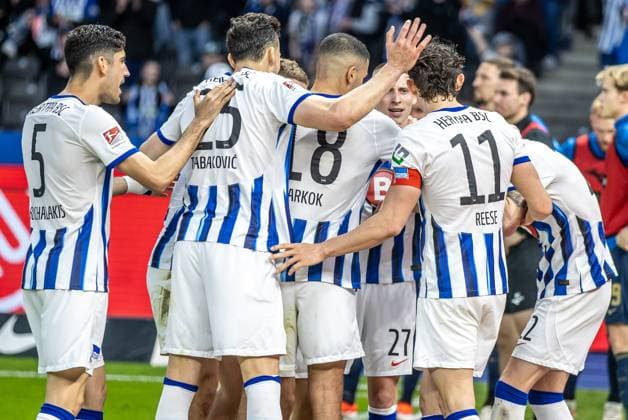 Berlin, 12.04.2024, Fussball, 2.Bundesliga, 29. Spieltag, Hertha BSC - Hansa Rostock, Olympiastadion. Berlins Palko Dardai (M) jubelt mit Teamkollegen nach seinem Treffer zum 3:0. DFL regulations and DFB regulations prohibit any use of photographs as image sequences and or quasi-video, Foto: Andreas Gora Hertha BSC - Hansa Rostock