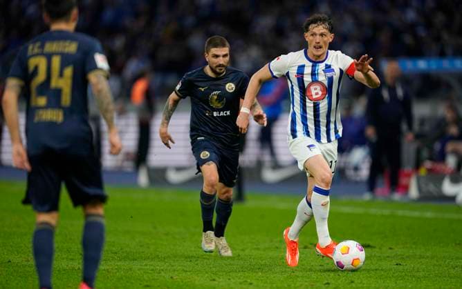 Germany, Berlin, 12.04.2024, Olympic Stadium, Hertha BSC vs FC Hansa Rostock - 2. Bundesliga, Fabian Reese (Hertha Berlin) controls the ball Berlin Olympic Stadium Berlin Germany