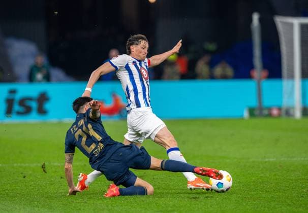 Fussball, Herren, Saison 2023 2024, 2. Bundesliga (29. Spieltag), Hertha BSC - F.C. Hansa Rostock, v.l. John-Patrick Strauß (Hansa Rostock), Fabian Reese (Hertha BSC), 12.04. 2024,