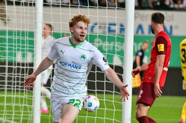 Sport Bilder des Tages 12.04.2024 - Fussball - Saison 2023 2024 - 2. Fussball - Bundesliga - 29. Spieltag: SpVgg Greuther Fürth ( Kleeblatt ) - 1. FC Kaiserslautern Lautern FCK ( Rote Teufel ) - Sportfoto Zink MeZi - xmexzix - DFL regulations prohibit any use of photographs as image sequences and or quasi-video - only for editorial use - Torjubel Jubel Freude nach Treffer Tor Torschuß zum 2:1 durch Robert Wagner (22, SpVgg Greuther Fürth )