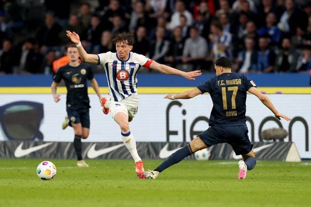 12.04.2024, xtgx, Fussball 2. Bundesliga, Hertha BSC - FC Hansa Rostock emspor, v.l. Fabian Reese (Hertha BSC Berlin) Jonas David (FC Hansa Rostock) Zweikampf, Aktion, action, battle for the ball (DFL DFB REGULATIONS PROHIBIT ANY USE OF PHOTOGRAPHS as IMAGE SEQUENCES and or QUASI-VIDEO) Berlin