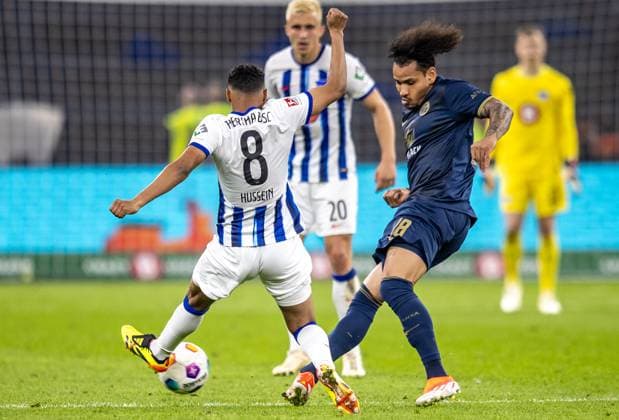 Berlin, 12.04.2024, Fussball, 2.Bundesliga, 29. Spieltag, Hertha BSC - Hansa Rostock, Olympiastadion. Berlins Bilal Hussein (l) kaempft gegen Juan Jose Perea von Hansa Rostock um den Ball. DFL regulations and DFB regulations prohibit any use of photographs as image sequences and or quasi-video, Foto: Andreas Gora Hertha BSC - Hansa Rostock