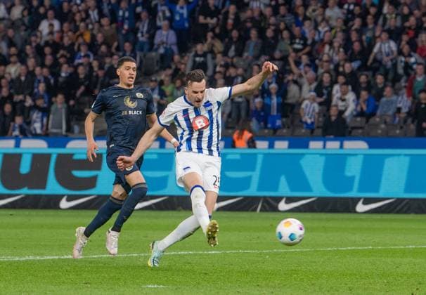 Fussball, Herren, Saison 2023 2024, 2. Bundesliga (29. Spieltag), Hertha BSC - F.C. Hansa Rostock, Haris Tabakovic (Hertha BSC) erzielt das Tor zum 4:0 gegen Jonas David (Hansa Rostock), 12.04. 2024,