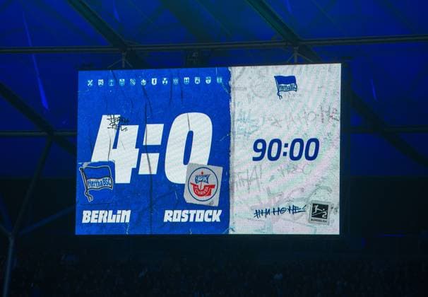 Fussball, Herren, Saison 2023 2024, 2. Bundesliga (29. Spieltag), Hertha BSC - F.C. Hansa Rostock, Anzeigetafel mit 4:0-Endstand, 12.04. 2024,