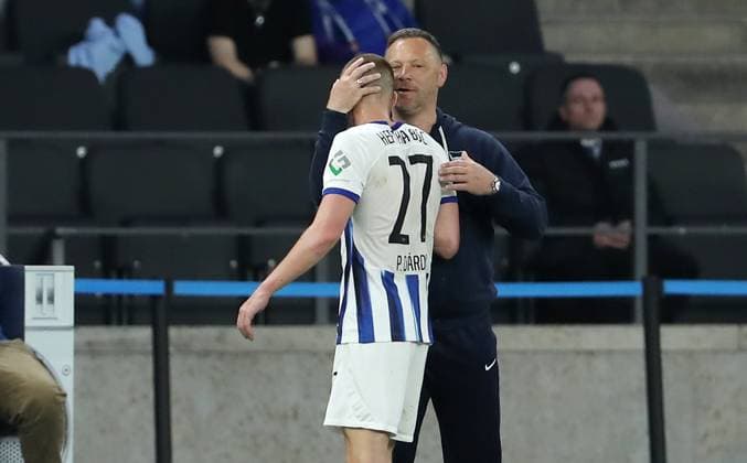 Auswechselung Palko Dardai, Küsschen von Papa Trainer Pal Dardai Fußball Fussball DFL 2.Bundesliga Herren 29.Spieltag Saison 2023 2024 12.04.2024 Hertha BSC Berlin vs. FC Hansa Rostock DFL regulations prohibit any use of photographs as image sequences and or quasi-video