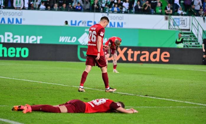 12.04.2024 - Fussball - Saison 2023 2024 - 2. Fussball - Bundesliga - 29. Spieltag: SpVgg Greuther Fürth ( Kleeblatt ) - 1. FC Kaiserslautern Lautern FCK ( Rote Teufel ) - Sportfoto Zink MeZi - xmexzix - DFL regulations prohibit any use of photographs as image sequences and or quasi-video - only for editorial use - Filip Kaloc (26, 1. FC Kaiserslautern FCK ) und Co enttäuscht Enttäuschungach Gegentor Tor zum 1:2