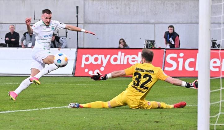Sport Bilder des Tages 12.04.2024 - Fussball - Saison 2023 2024 - 2. Fussball - Bundesliga - 29. Spieltag: SpVgg Greuther Fürth ( Kleeblatt ) - 1. FC Kaiserslautern Lautern FCK ( Rote Teufel ) - Sportfoto Zink - xwoxzix - DFL regulations prohibit any use of photographs as image sequences and or quasi-video - only for editorial use - Tim Lemperle (19, SpVgg Greuther Fürth ) Robin Himmelmann (32, 1. FC Kaiserslautern FCK )