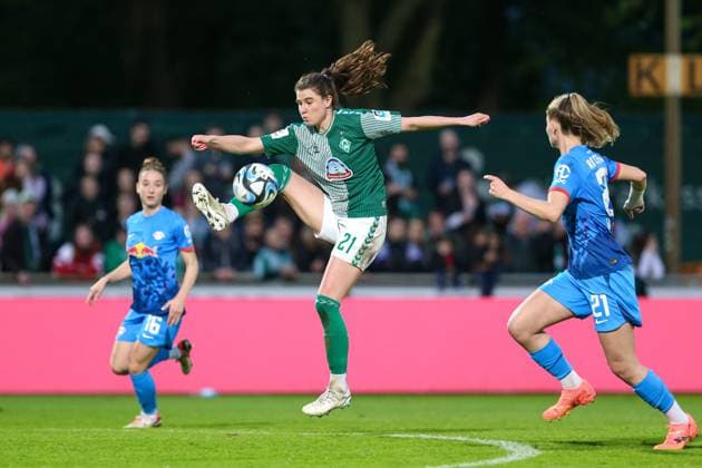 Sport Themen der Woche KW15 Sport Bilder des Tages v.li.: Chiara Hahn (SV Werder Bremen, 21) am Ball, Einzelbild, Ganzkörper, Aktion, Action, Spielszene, DIE DFB-RICHTLINIEN UNTERSAGEN JEGLICHE NUTZUNG VON FOTOS ALS SEQUENZBILDER UND ODER VIDEOÄHNLICHE FOTOSTRECKEN. DFB REGULATIONS PROHIBIT ANY USE OF PHOTOGRAPHS AS IMAGE SEQUENCES AND OR QUASI-VIDEO., 12.04.2024, Bremen (Deutschland), Fussball, Google Pixel Frauen-Bundesliga, SV Werder Bremen - RB Leipzig *** v li Chiara Hahn SV Werder Bremen, 21 on the ball, single image, full body, action, action, match scene, THE DFB GUIDELINES PROHIBIT ANY USE OF PHOTOGRAPHS AS IMAGE SEQUENCES AND OR QUASI VIDEO DFB REGULATIONS PROHIBIT ANY USE OF PHOTOGRAPHS AS IMAGE SEQUENCES AND OR QUASI VIDEO , 12 04 2024, Bremen Germany , Soccer, Google Pixel Women Bundesliga, SV Werder Bremen RB Leipzig xobx