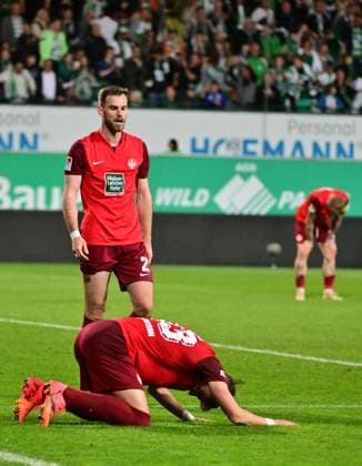 12.04.2024 - Fussball - Saison 2023 2024 - 2. Fussball - Bundesliga - 29. Spieltag: SpVgg Greuther Fürth ( Kleeblatt ) - 1. FC Kaiserslautern Lautern FCK ( Rote Teufel ) - Sportfoto Zink MeZi - xmexzix - DFL regulations prohibit any use of photographs as image sequences and or quasi-video - only for editorial use - Boris Tomiak (2, 1. FC Kaiserslautern FCK ) Jan Elvedi (33, 1. FC Kaiserslautern FCK ) enttäuscht Enttäuschung nach Gegentor Tor zum 1:2