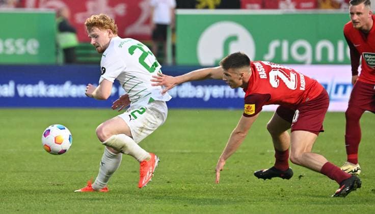 12.04.2024 - Fussball - Saison 2023 2024 - 2. Fussball - Bundesliga - 29. Spieltag: SpVgg Greuther Fürth ( Kleeblatt ) - 1. FC Kaiserslautern Lautern FCK ( Rote Teufel ) - Sportfoto Zink - xwoxzix - DFL regulations prohibit any use of photographs as image sequences and or quasi-video - only for editorial use - Robert Wagner (22, SpVgg Greuther Fürth ) Tobias Raschl (20, 1. FC Kaiserslautern FCK )