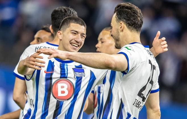 Berlin, 12.04.2024, Fussball, 2.Bundesliga, 29. Spieltag, Hertha BSC - Hansa Rostock, Olympiastadion. Berlins Haris Tabakovic (r) jubelt nach seinem Treffer zum 4:0 mit Ibrahim Maza. DFL regulations and DFB regulations prohibit any use of photographs as image sequences and or quasi-video, Foto: Andreas Gora Hertha BSC - Hansa Rostock