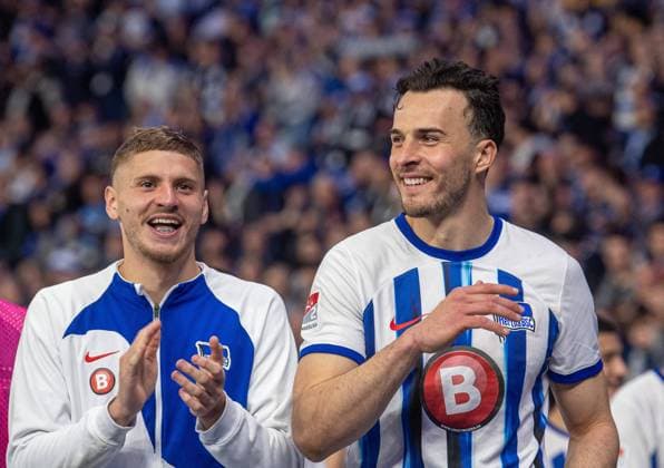 Fussball, Herren, Saison 2023 2024, 2. Bundesliga (29. Spieltag), Hertha BSC - F.C. Hansa Rostock, v.l. Marton Dardai (Hertha BSC), Haris Tabakovic (Hertha BSC), Jubel nach Abpfiff, 12.04. 2024,