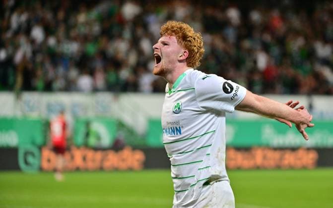 12.04.2024 - Fussball - Saison 2023 2024 - 2. Fussball - Bundesliga - 29. Spieltag: SpVgg Greuther Fürth ( Kleeblatt ) - 1. FC Kaiserslautern Lautern FCK ( Rote Teufel ) - Sportfoto Zink MeZi - xmexzix - DFL regulations prohibit any use of photographs as image sequences and or quasi-video - only for editorial use - Torjubel Jubel Freude nach Treffer Tor Torschuß zum 2:1 durch Robert Wagner (22, SpVgg Greuther Fürth )