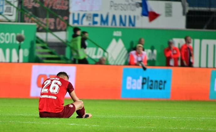 12.04.2024 - Fussball - Saison 2023 2024 - 2. Fussball - Bundesliga - 29. Spieltag: SpVgg Greuther Fürth ( Kleeblatt ) - 1. FC Kaiserslautern Lautern FCK ( Rote Teufel ) - Sportfoto Zink MeZi - xmexzix - DFL regulations prohibit any use of photographs as image sequences and or quasi-video - only for editorial use - Filip Kaloc (26, 1. FC Kaiserslautern FCK ) enttäuscht Enttäuschung nach Spielende