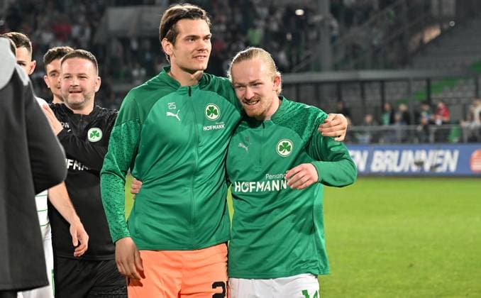 12.04.2024 - Fussball - Saison 2023 2024 - 2. Fussball - Bundesliga - 29. Spieltag: SpVgg Greuther Fürth ( Kleeblatt ) - 1. FC Kaiserslautern Lautern FCK ( Rote Teufel ) - Sportfoto Zink - xwoxzix - DFL regulations prohibit any use of photographs as image sequences and or quasi-video - only for editorial use - Leon Schaffran (25, SpVgg Greuther Fürth ) Jomaine Consbruch (14, SpVgg Greuther Fürth ) nach Spielende