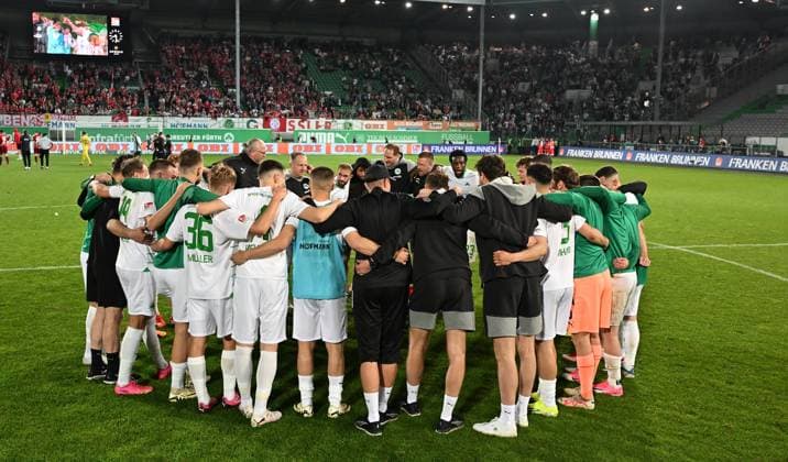 12.04.2024 - Fussball - Saison 2023 2024 - 2. Fussball - Bundesliga - 29. Spieltag: SpVgg Greuther Fürth ( Kleeblatt ) - 1. FC Kaiserslautern Lautern FCK ( Rote Teufel ) - Sportfoto Zink - xwoxzix - DFL regulations prohibit any use of photographs as image sequences and or quasi-video - only for editorial use - Teamkreis Mannschaft Team Fürth nach Spielende