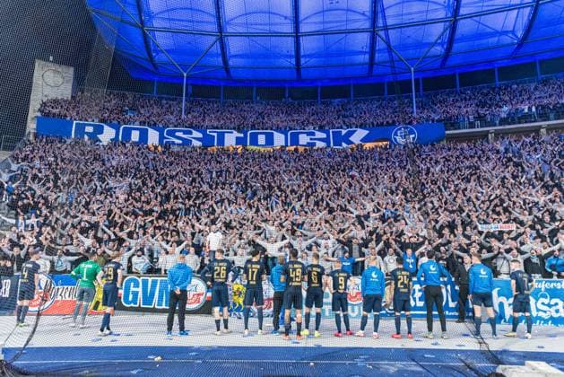 Sport Bilder des Tages Berlin, Deutschland 12. April 2024: 2. BL - 2023 2024 - Hertha BSC vs. FC Hansa Rostock Im Bild: Die Fans von Hansa Rostock feiern die Niederlage wie einen Sieg. Die Mannschaft vor der Gästekurve DFL regulations prohibit any use of photographs as image sequences and or quasi-video.