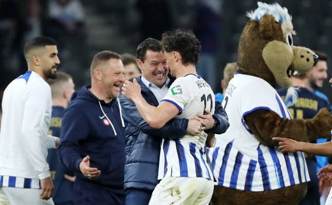 Trainer Pal Dardai, Sportdirektor Benjamin Weber, Fabian Reese, Maskottchen Herthinho jubelt nach Spielende Freude Emotion Jubel Fußball Fussball DFL 2.Bundesliga Herren 29.Spieltag Saison 2023 2024 12.04.2024 Hertha BSC Berlin vs. FC Hansa Rostock DFL regulations prohibit any use of photographs as image sequences and or quasi-video