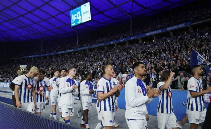 Herthamannschaft bei der Ehrenrunde nach Spielende nach 4:0 Sieg Fußball Fussball DFL 2.Bundesliga Herren 29.Spieltag Saison 2023 2024 12.04.2024 Hertha BSC Berlin vs. FC Hansa Rostock DFL regulations prohibit any use of photographs as image sequences and or quasi-video